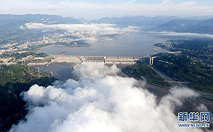 流量超過最大值 三峽大壩緊急排洪 排出水氣直衝雲霄