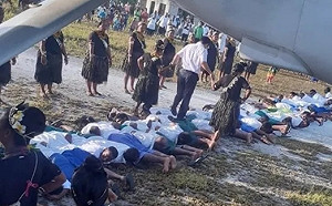 駐吉里巴斯大使踩「人肉地毯」引非議 中國 : 拗不過當地民眾盛情要求