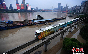 這不是神隱少女場景！ 洪峰過境 重慶單軌二號車變「水上列車」