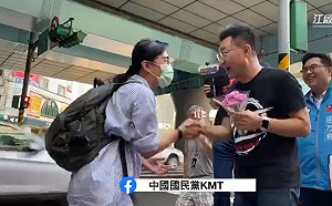 「我們攏某離開！」 江啟臣街頭演講公投連署  支持者獻花頻鼓掌