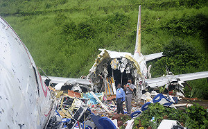 武漢肺炎》印度撤僑專機空難斷兩截 「26名救援人員」中鏢!