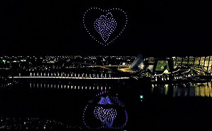 (影)200架無人機空中拼愛心！故宮南院七夕浪漫夜看絢麗水舞秀