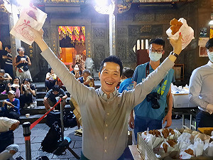 1200份雞排「祭品」半小發完 何志偉：說到做到、甘之如飴