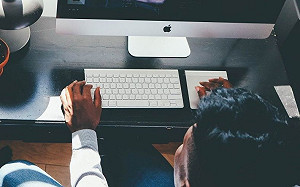 同事組裝電腦忙超久！他出手20分鐘搞定　下秒卻被開除了