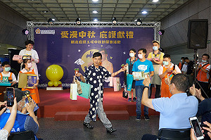 新北中秋庇護特賣起跑  侯友宜大讚黃子佼比他會賣