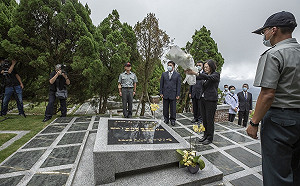 蔡英文至五指山公墓弔唁郝柏村 贈褒揚令