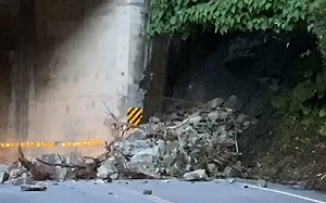 (影)台9丁線宜蘭觀音路段邊坡土石滑落 上午7時搶通