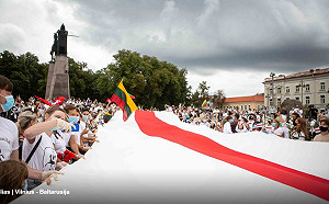 白俄15萬人抗議逼近總統府 盧卡申科急裹防彈衣持槍