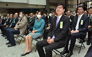 穿23年前「藍綠色舊套裝」出席陳其邁就職　吳虹：衣櫃有什麼就穿什麼