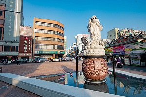 新竹都城隍廟安心逛！假日劃設行人徒步區解決交通亂象