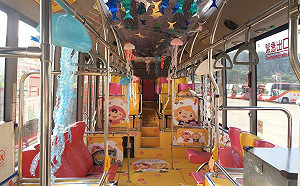 台灣好行變身水母公車！坐進車廂悠遊Xpark水族館
