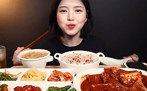 450萬正妹大胃王遭踢爆「吃播造假」  網轟：吃進去又吐出來