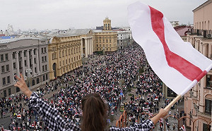 白羅斯首都10萬人示威遊行  官邸外高喊霸權政府下台