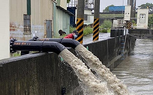 南高屏雨量破百！台南保安車站旁淹水3米　市民哀號：放假吧！市長