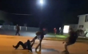 (影) 川普大會站前排 17歲少年涉威斯康辛黑人抗議2死案 被控1級企圖謀殺罪