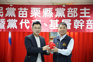 接棒苗栗縣長熱門  鍾東錦接藍苗栗縣黨部主委