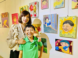 媽媽崩潰的日常 淡水古博館「自畫像不像」畫展現形