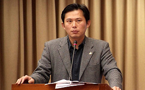 昔發文聲援吹哨者 今「厭惡匿名放話」網朝聖黃國昌臉書：太離譜了