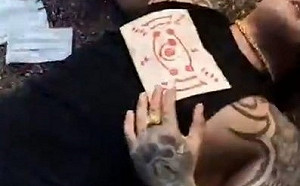 館長中彈開直播震撼網友 身上還穿著《鬼滅之刃》聯名背心