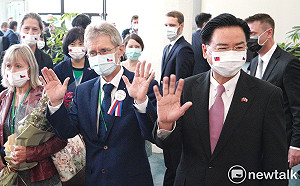 現場直擊》捷克參院議長韋德齊率團抵桃機 感謝台灣贈送口罩情誼