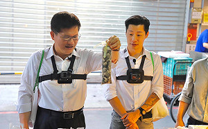 到東門市場做蚵仔煎！林佳龍：旅遊的精彩藏在日常生活中