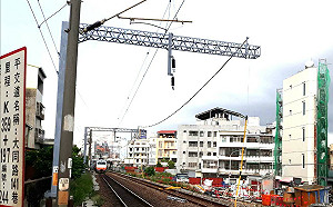 台鐵電車線斷落跳電！台南至保安列車延誤