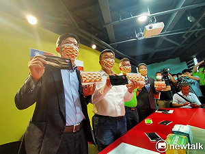 蔡其昌、張廖萬堅牽線  2萬片台捷國旗口罩贈國會訪問團