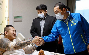 館長露燦笑緊握手 感謝侯友宜探視