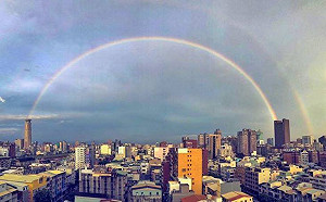 雨後高雄露彩虹  網:沒有草包的高雄真美