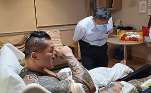 柯文哲深夜探望 館長PO合照：感謝並與主治醫生討論病情