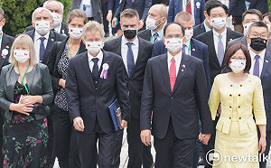 嗆到自己「付出沉重代價」王毅前腳剛走 法國挺捷：不接受中國威脅