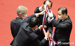 45年來首位外國議長演講！全體委員拍手迎韋德齊、游錫堃贈榮譽獎章