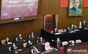 防疫高規格!  韋德齊前腳離開議場、立院　工作人員立刻消毒