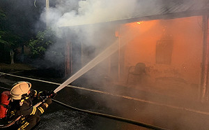 兄弟酒後吵架 弟涉嫌燒屋 兄弟倆還一起「觀賞」消防隊救火