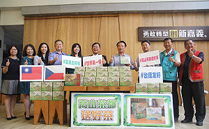 翁章梁力挺台捷友好  宅配送好茶展現嘉義人情味