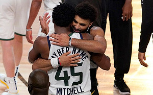 NBA／最佳對手！米切爾賽後失望躺地　穆雷主動擁抱致意(影)