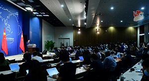 新版護照封面「TAIWAN」字樣放大 中國外交部酸 : 搞小動作