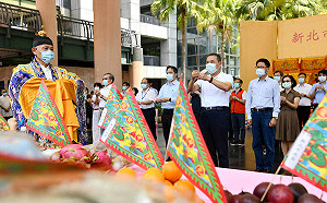 新北市府中元普渡  侯友宜供「乖乖牌」求平安