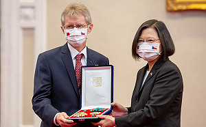 贈蔡英文總統「守護天使」 韋德齊盼台灣永遠自由民主
