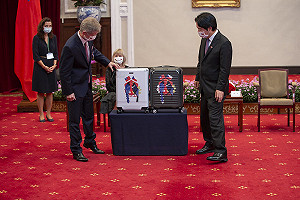 賴清德送韋德齊台製行李箱 原來是因為這個理由