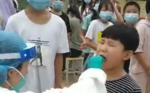 (影)鍾南山稱防疫保人命被打臉  影片曝韭菜嗆中共普篩像檢查口臭