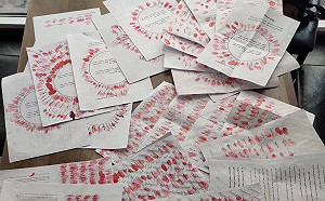 （影）拒絕母語被消滅 內蒙電台300員工按「太陽」手印 對抗中共政策