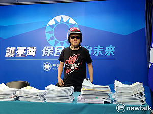 羅智強環島募1.1萬份連署  破「公投綁大選」公投第一階門檻