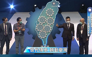 尷尬！國民黨歷任黨主席排齒輪喊話「轉動台灣」 結果卻互卡...