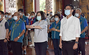 蔡英文、賴清德同日南下高雄  陳其邁趕場陪同跑行程