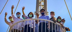 蔡英文視察大港橋 感受高雄藍天水岸新地標