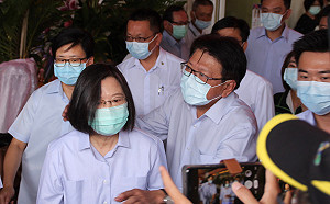 嚴詠能猝逝 蔡英文親往屏東靈堂慰問家屬