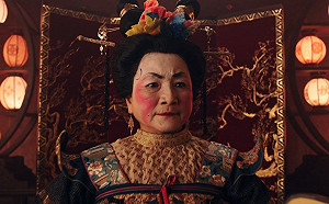 《花木蘭》妝容惹議！皇帝上朝模仿西方宮廷  網諷：根本不懂東方文化