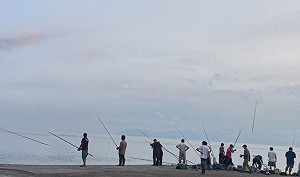 瘋狗浪捲9名釣客下海 2死2命危