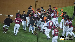 中職／猿獅大亂鬥！黃子鵬被趕出場　聯盟懲處出爐(影)